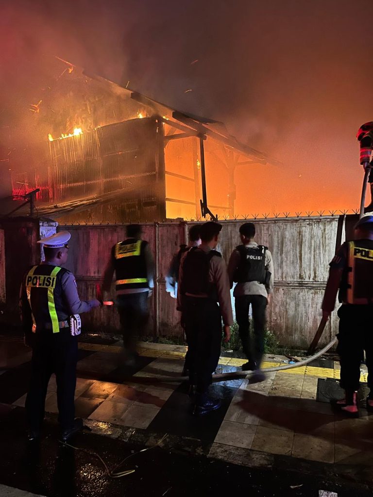 Kebakaran Gudang di Bojonegoro, Polres dan Damkarmat Cepat Tanggapi Laporan Warga