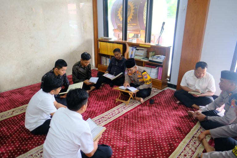 Bersama Warga Ngawi, Kapolres Melaksanakan Tadarus