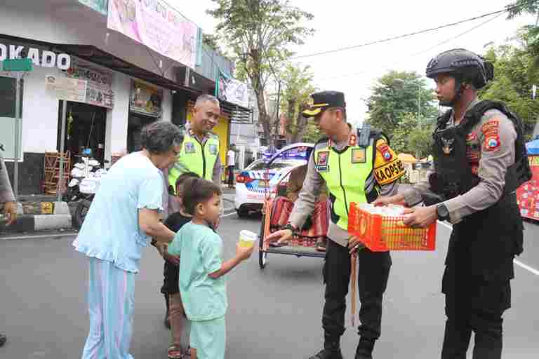 Polres Bojonegoro Gelar Aksi Sosial Bagikan Takjil Gratis di Bulan Ramadhan