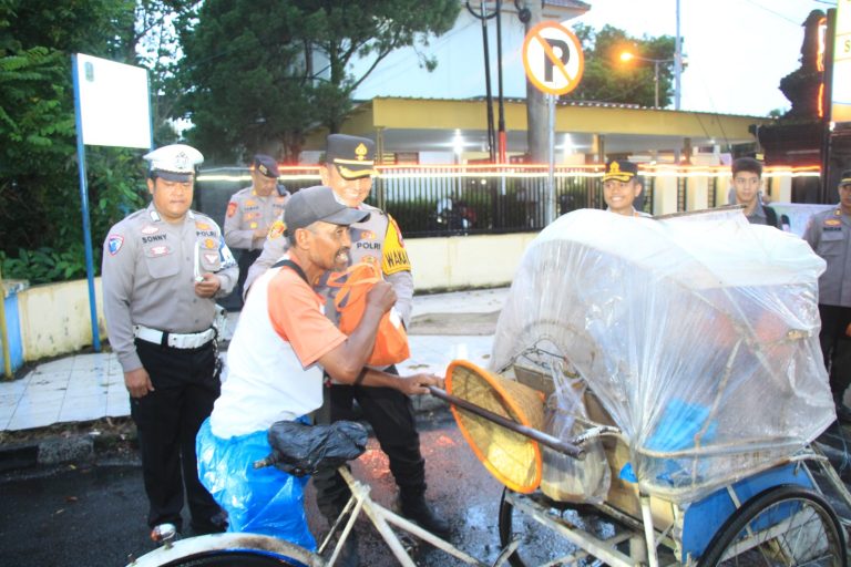 Bagi moment Ramadhan Kapolres Bondowoso bagi takjil