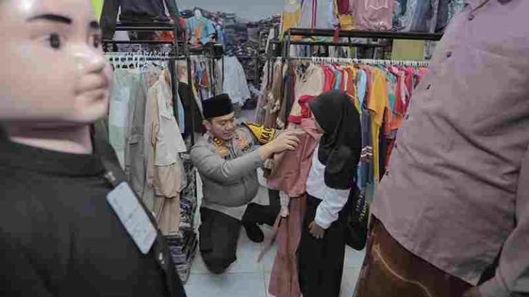 Kapolres Blitar Berikan Tali Asih kepada 75 Santri Pondok Ahsanul Aitam