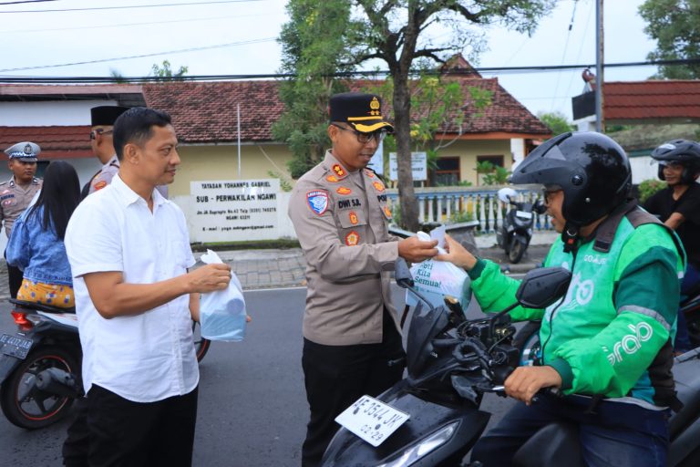 Warga Ngawi Serbu Polres, Berebut Takjil Gratis