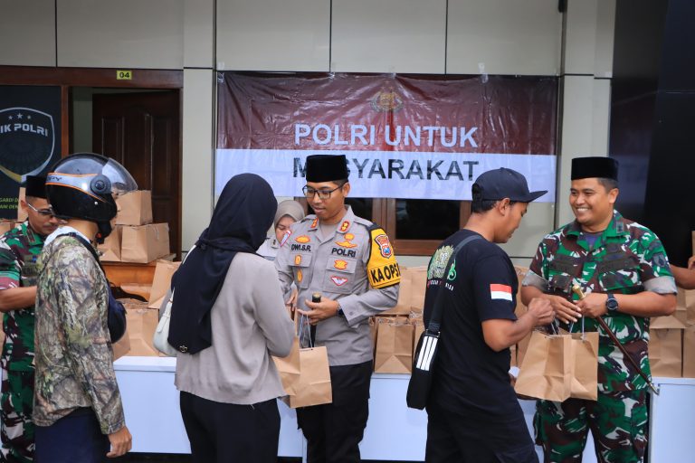 Kompak TNI Polri Gelar Baksos untuk Masyarakat Ngawi