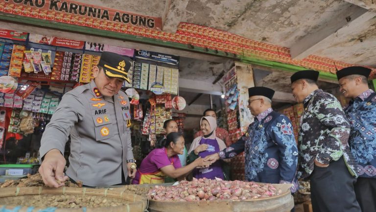 KAPOLRES BLITAR BERSAMA BUPATI DAN FORKOPIMDA GELAR SIDAK BAHAN POKOK PENTING DI PASAR WLINGI