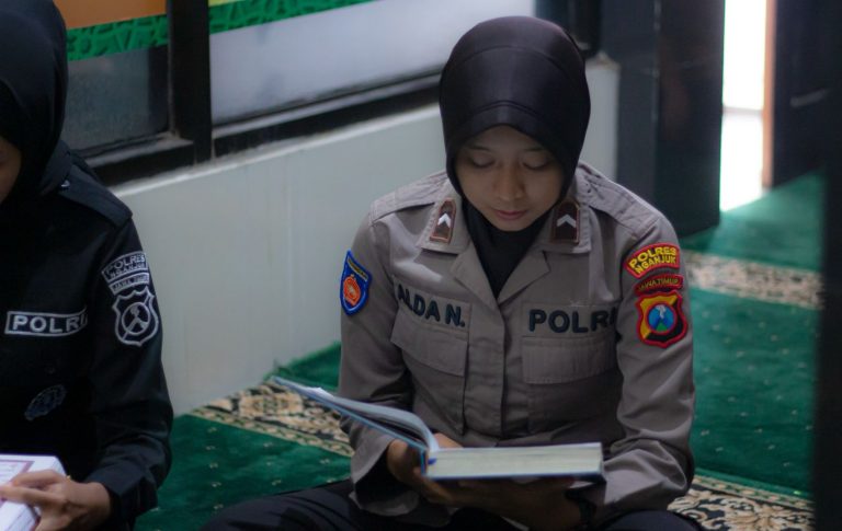 Isi Ramadan dengan Ibadah, Polwan dan ASN Polres Nganjuk Rutin Tadarus di Masjid Al-Ikhlas