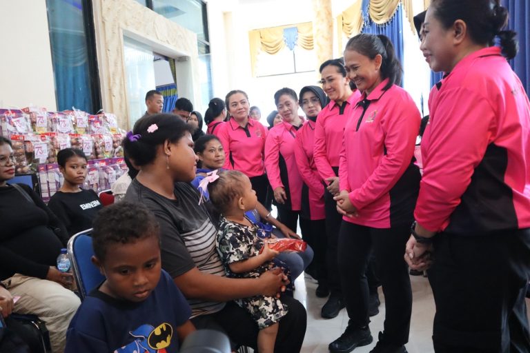 Kunjungi Raja Ampat, Ketum Bhayangkari Ny. Juliati Sigit Prabowo Salurkan Sembako hingga Gelar Khitanan Massal