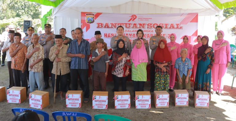 Polres Blitar Salurkan Bantuan Sosial ke Warga Kampung Baru dalam Rangka HUT Bhayangkara ke-79