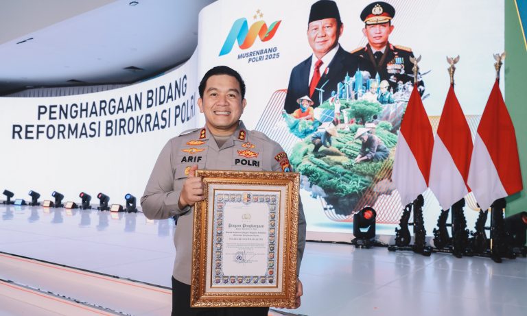 Polres Blitar Raih Penghargaan Kategori Pelayanan Prima Dan Predikat Zona Integritas