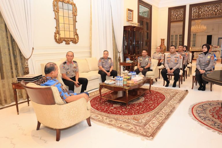 Dalam Rangka HUT Bhayangkara ke-79, Tim Mabes Polri Lakukan Anjangsana ke Mantan Kapolri Jenderal (Purn) Drs. Badrodin Haiti