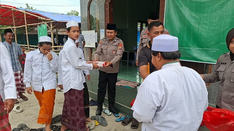 100 Paket Jumat Berkah Kapolres Ngawi dibagikan Polsek Karangjati