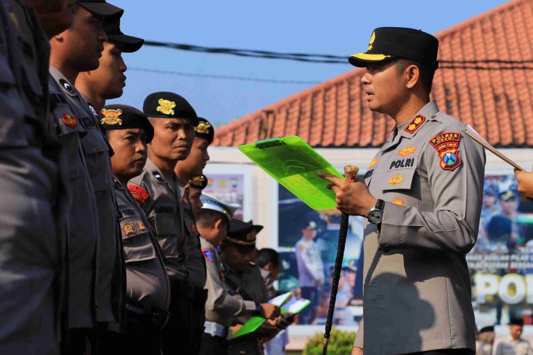 Kapolres Ngawi Cek Langsung Kehadiran Anggota Saat Apel Senin Pagi