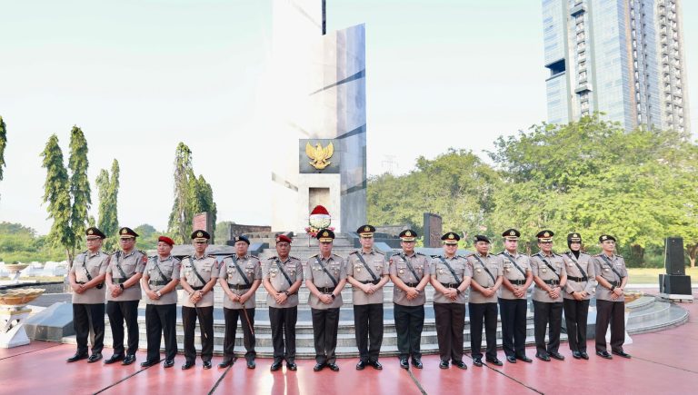 Hari Bhayangkara ke – 79 Polda  Jatim Kenang Jasa Para Pahlawan, Ziarah dan Tabur Bunga di TMP