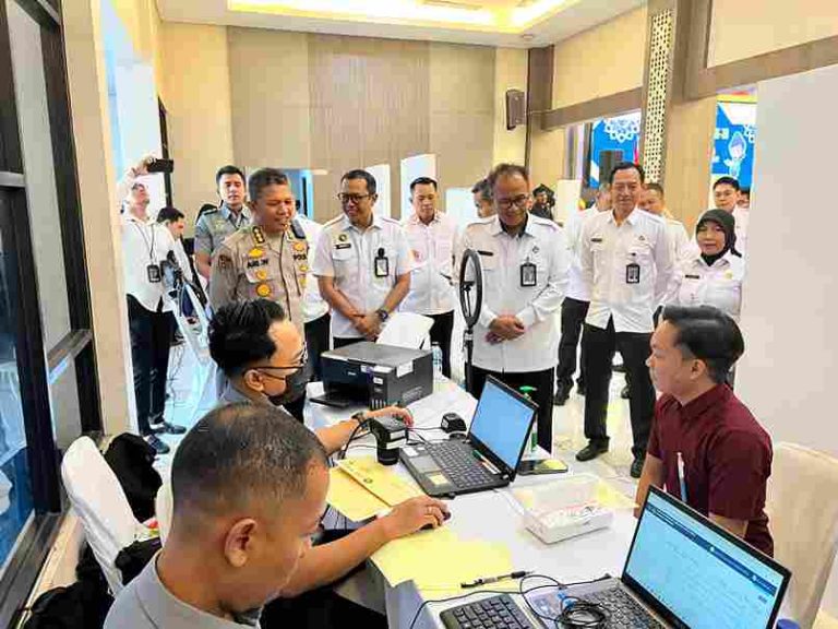 Polda Jatim dan Kanwil Ditjen Imigrasi Bersinergi Sambut Hari Bhayangkara ke – 79 Gelar Semarak 1079 Paspor untuk Negeri