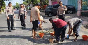 Polres Bondowoso Laksanakan Penambalan Jalan dalam Rangka Hari Bhayangkara ke-79