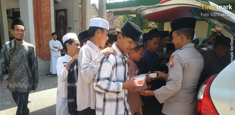 Jamaah Masjid di Ngawi Senang, Pulang Bawa Nasi Kotak