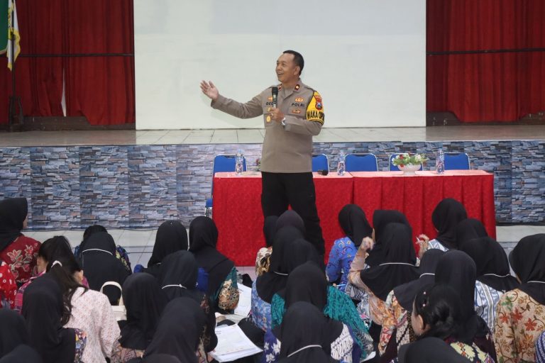 Menuju Indonesia emas Waka Polres berikan sosialisasi tentang bahaya narkoba dan judi online di kalangan murid SMA 2 Bondowoso