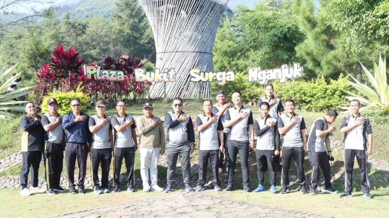 Kapolres Nganjuk Pimpin Jalan Sehat Menuju Bukit Surga, Jalin Kebersamaan di Alam Terbuka