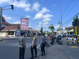 Polres Bondowoso Beri Himbauan dan Bantuan Air Minum kepada Pengantre BBM