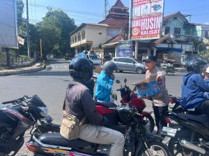 Polisi Peduli : Polres Bondowoso Berbagi Air Minum kepada Warga yang Antri di SPBU