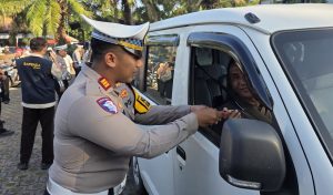 Operasi Patuh Semeru 2025 Polres Probolinggo Beri Hadiah Bagi Pengendara yang Tertib Lalu Lintas