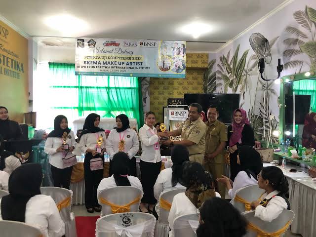 Tutup Pelatihan Make Up Artist,Disnaker Tekankan Pentingnya Sertifikat BNSP