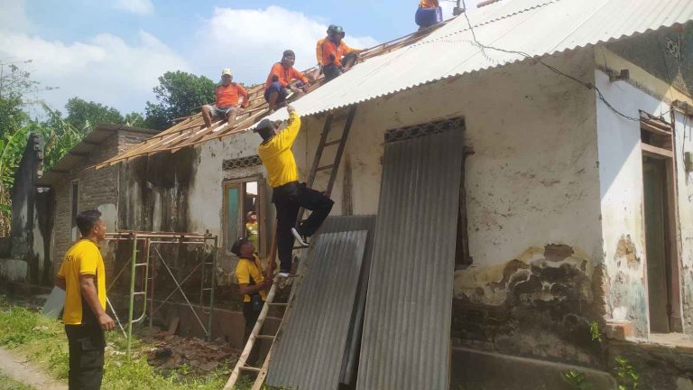 Polsek Ngronggot dan Warga Gotong Royong Bedah Rumah Warga Banjarsari