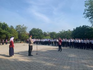 Cegah Kenakalan Remaja di Ngawi, Kanit Binmas Jadi Pembina Upacara di SMPN 1 Karanganyar