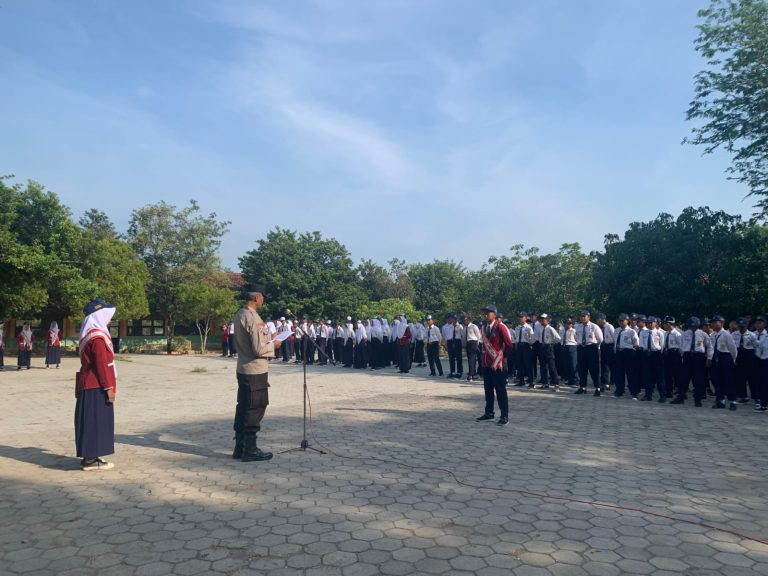Cegah Kenakalan Remaja di Ngawi, Kanit Binmas Jadi Pembina Upacara di SMPN 1 Karanganyar