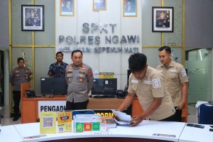 Wakapolda Jatim Kunjungi Polres Ngawi Tinjau Kesiapan Pelayanan Masyarakat di SPKT Wakapolda Jatim Kunjungi Polres Ngawi Tinjau Kesiapan Pelayanan Masyarakat di SPKT