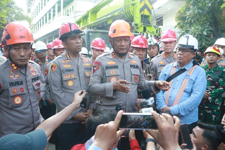 Kapolda Jatim Tinjau Evakuasi Korban Robohnya Bangunan Ponpes Al Khoziny di Sidoarjo