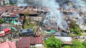 Quick Respon Polri Bantu Padamkan Kebakaran di Kodam Lama Jayapura