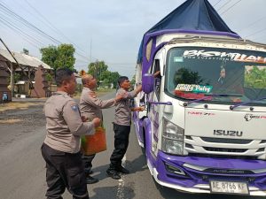 Jumat Berkah, Polsek Jatikalen Bagikan Nasi Bungkus untuk Warga Sekitar Jumat Berkah, Polsek Jatikalen Bagikan Nasi Bungkus untuk Warga Sekitar