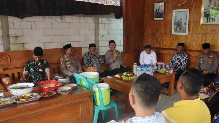 Kapolres Nganjuk, Wujudkan Harkamtibmas dengan Silaturahmi Bersama Kepala Desa se Kec. Lengkong di Desa Ketandan.