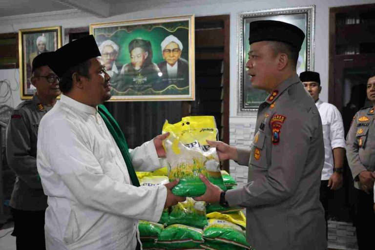 Peringati Hari Santri, Polres Tulungagung Salurkan Bantuan 15 ton Beras untuk 60 Pondok Pesantren