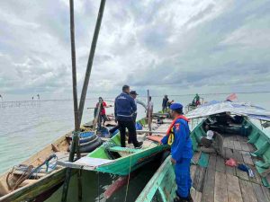 Cegah Konflik Antar Nelayan Satpolairud Polres Gresik Bongkar Dua Rumpon di Perairan Utara