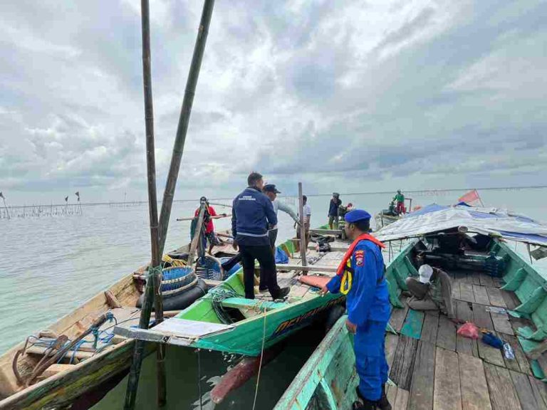 Cegah Konflik Antar Nelayan Satpolairud Polres Gresik Bongkar Dua Rumpon di Perairan Utara