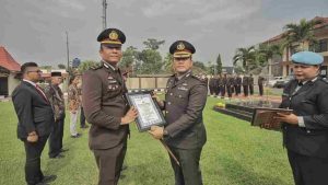 Momentum Hari Sumpah Pemuda: Kapolres Blitar Berikan Penghargaan kepada Personel Polri yang Berprestasi dan Masyarakat yang Membantu Tugas Kepolisian