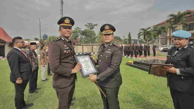 Momentum Hari Sumpah Pemuda: Kapolres Blitar Berikan Penghargaan kepada Personel Polri yang Berprestasi dan Masyarakat yang Membantu Tugas Kepolisian