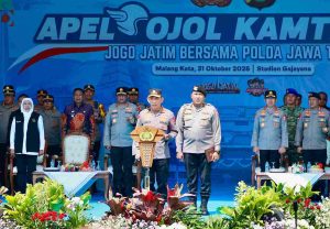Kapolri Pimpin Apel Ojol Kamtibmas “Jogo Jatim” Bersama Polda Jawa Timur di Malang Kapolri Pimpin Apel Ojol Kamtibmas “Jogo Jatim” Bersama Polda Jawa Timur di Malang