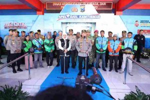 Kapolri Apresiasi Sinergi Polda Jatim dan Komunitas Ojol dalam Apel Kamtibmas “Jogo Jatim” Kapolri Apresiasi Sinergi Polda Jatim dan Komunitas Ojol dalam Apel Kamtibmas “Jogo Jatim”