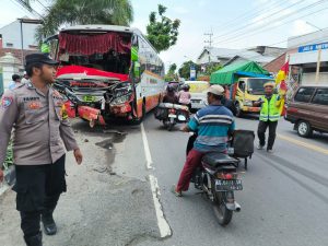Personel Polsek Kedungwaru dan Unit Laka Lantas Polres Tulungagung Lakukan Olah TKP Kecelakaan di Jalan Pahlawan Personel Polsek Kedungwaru dan Unit Laka Lantas Polres Tulungagung Lakukan Olah TKP Kecelakaan di Jalan Pahlawan
