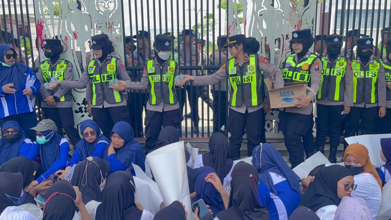 Aksi Humanis, Polwan Bojonegoro Bagi Air Mineral kepada Massa Pengunjuk Rasa