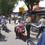 Kapolres Bondowoso membagikan brosur bagi pengguna jalan dalam operasi Zebra Semeru 2025