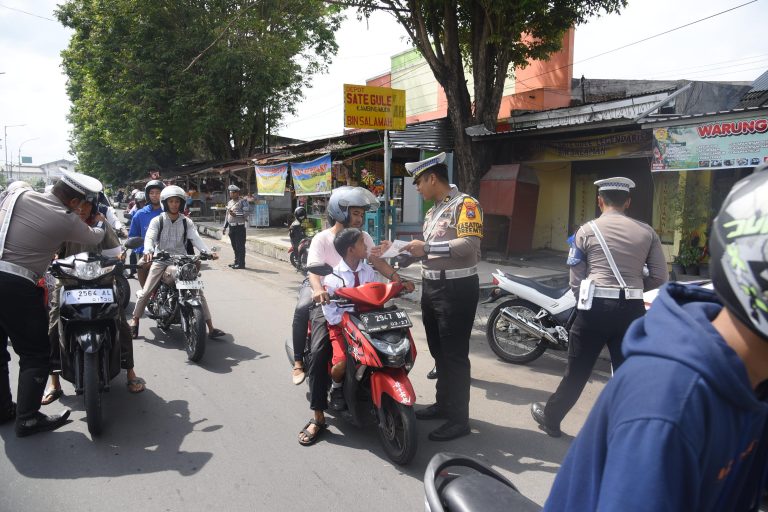Kapolres Bondowoso membagikan brosur bagi pengguna jalan dalam operasi Zebra Semeru 2025