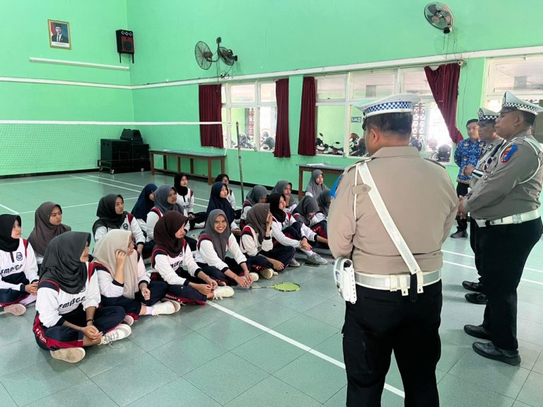 Polantas menyapa siswa SMAN 1 Tenggarang dalam program edukasi keselamatan berlalu lintas dalam ops zebra Semeru 2025