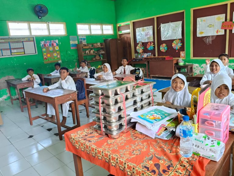 Senyum Ceria Pelajar Sambut Makan Bergizi Gratis dari Polres Ngawi