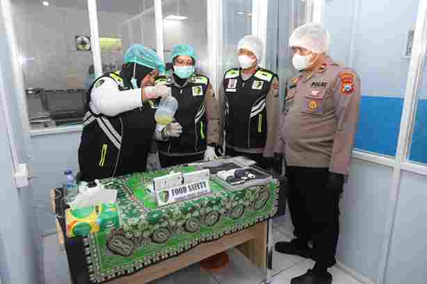 Tim Dokkes Polres Magetan Uji Food Safety di SPPG Poncol