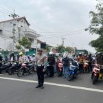Satlantas Polres Nganjuk Bersama Komunitas Sepeda Kuno Gelar Hening Cipta di Simpang Empat Tugu Jaya Stamba