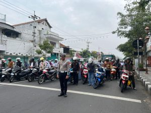 Satlantas Polres Nganjuk Bersama Komunitas Sepeda Kuno Gelar Hening Cipta di Simpang Empat Tugu Jaya Stamba