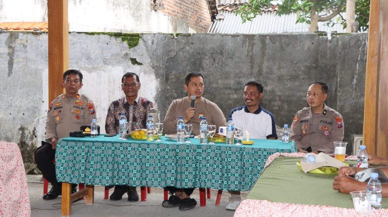 Trabas Kamtibmas Polres Nganjuk Bersama Komunitas Trail, Dilanjutkan Silaturahmi dan Bansos di Balai Desa Gemenggeng